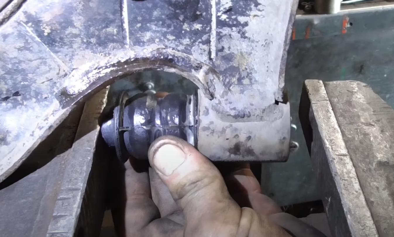 Замена сайлентблока переднего рычага Шевроле Круз в Москве - сеть ...